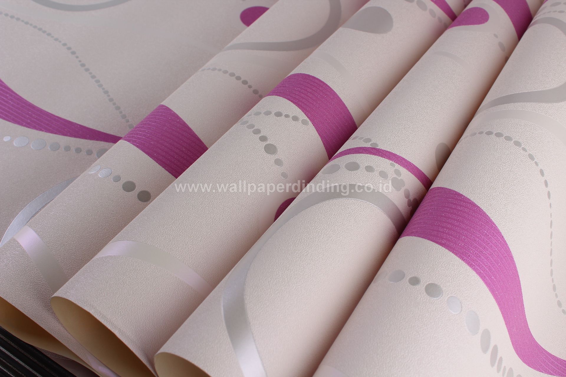 Wallpaper Dinding Garis Putih Ungu 1d003 - Dinding Pink Putih Garis - HD Wallpaper 