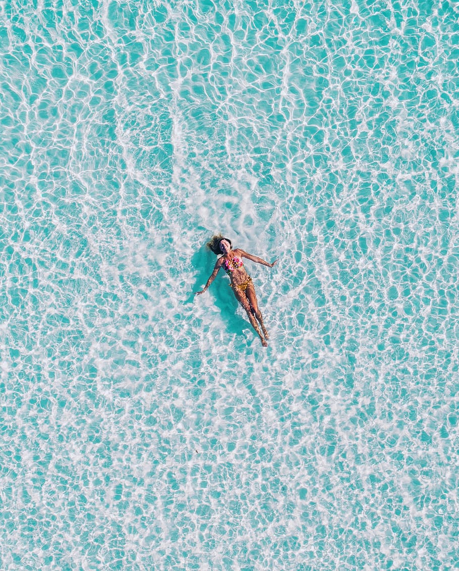 Woman Swimming On Her Back - HD Wallpaper 