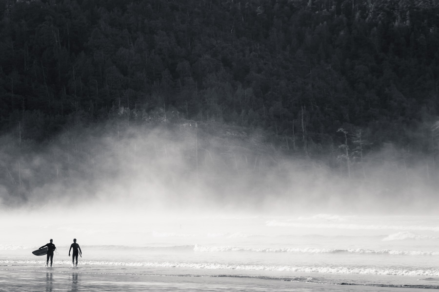 Black And White Foggy Surfers Small - Black And White Surf - HD Wallpaper 
