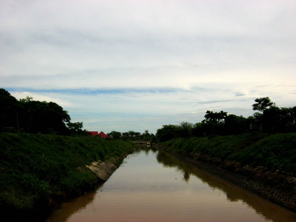 Genangan Air Hujan Di Sampean Baru - Canal - HD Wallpaper 