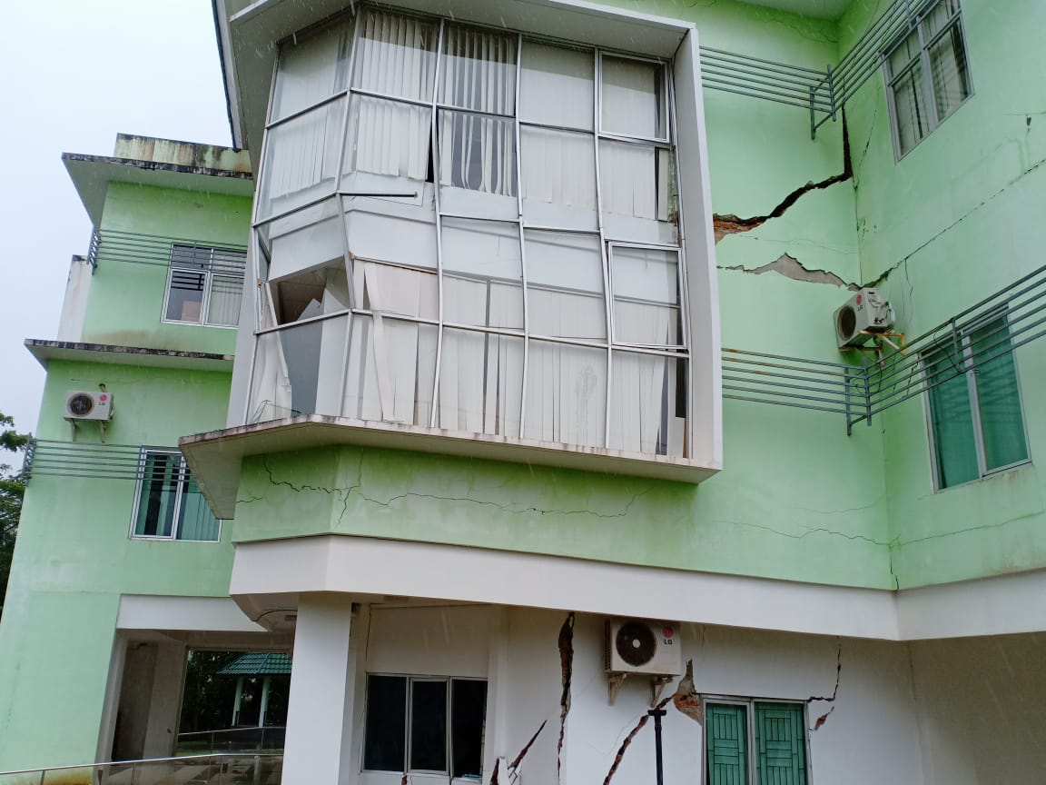 Gedung Iain Ambon Retak - HD Wallpaper 