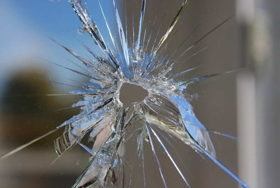 Bullet Hole In Glass Window - HD Wallpaper 