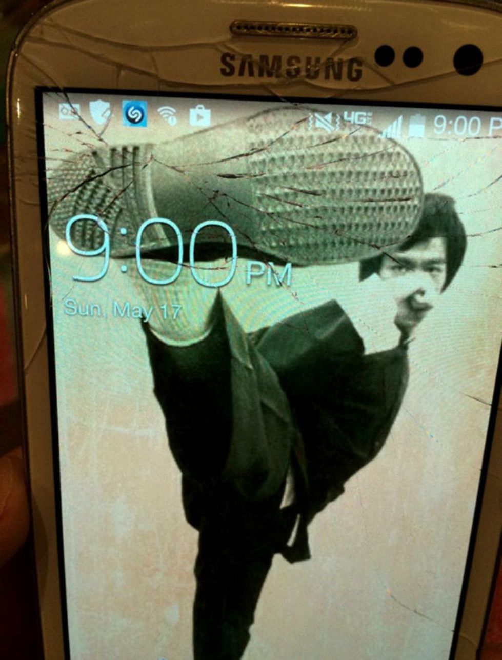 Inilah 15 Cara Kocak Untuk Mengakali Kaca Smartphone - Bruce Lee Kicking - HD Wallpaper 