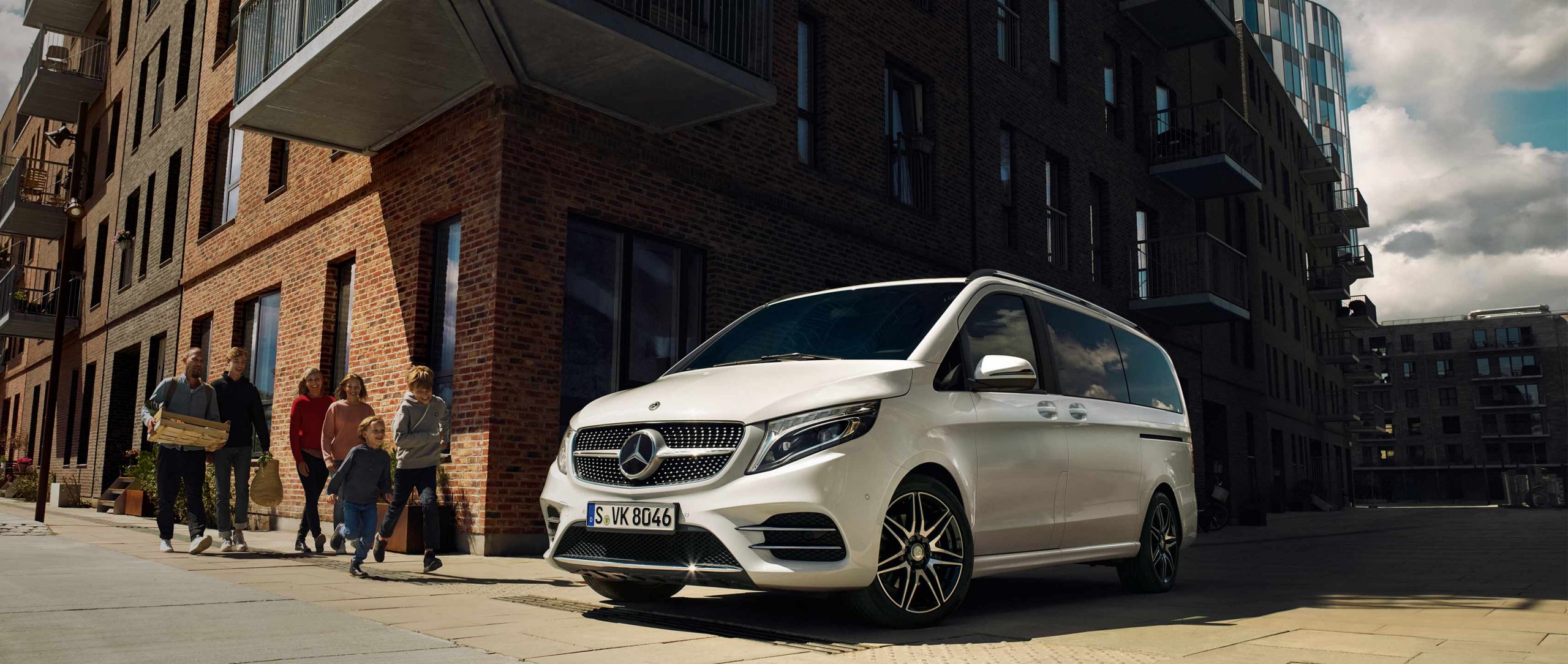 A Mercedes Benz V Class Parking In Front Of A Building - V Class Make Your Move - HD Wallpaper 