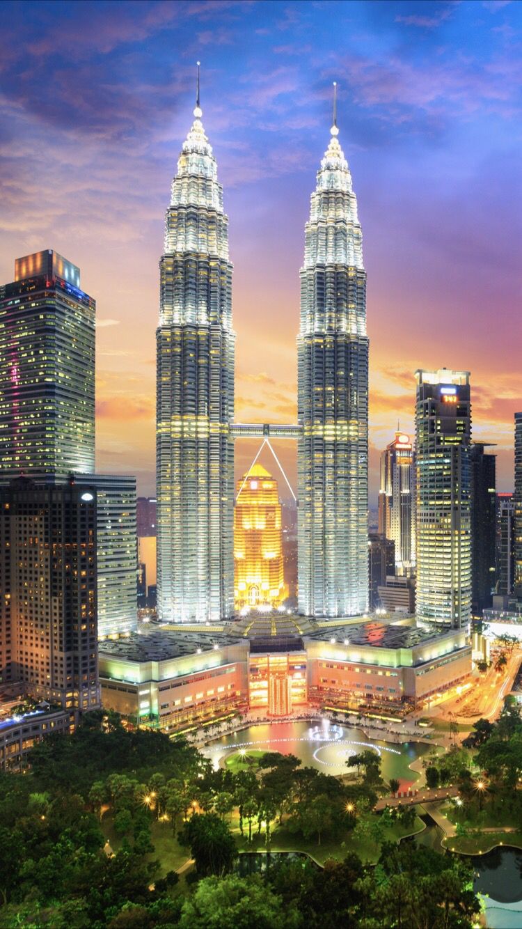 Petronas Towers - HD Wallpaper 