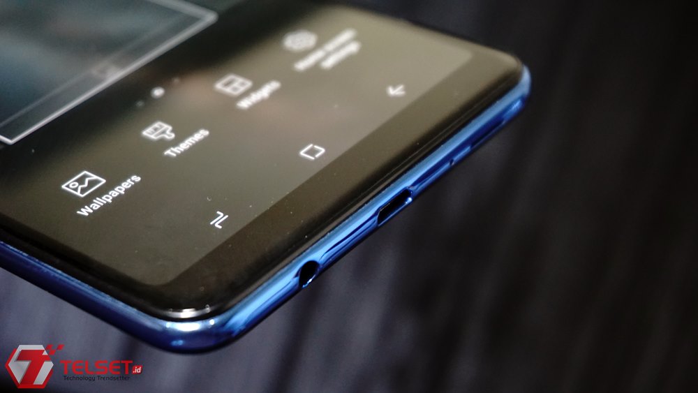 Feature Phone - HD Wallpaper 