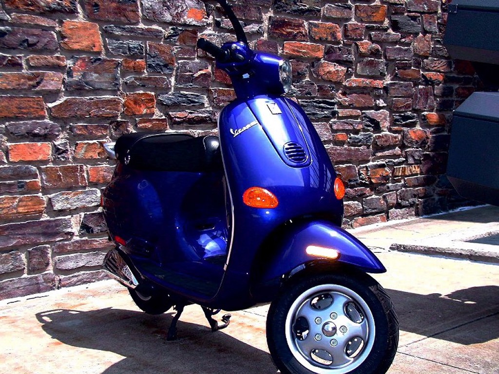 Wallpapers Vespa Price Photos Detailsyamaha Scootera - Vespa Scooter - HD Wallpaper 