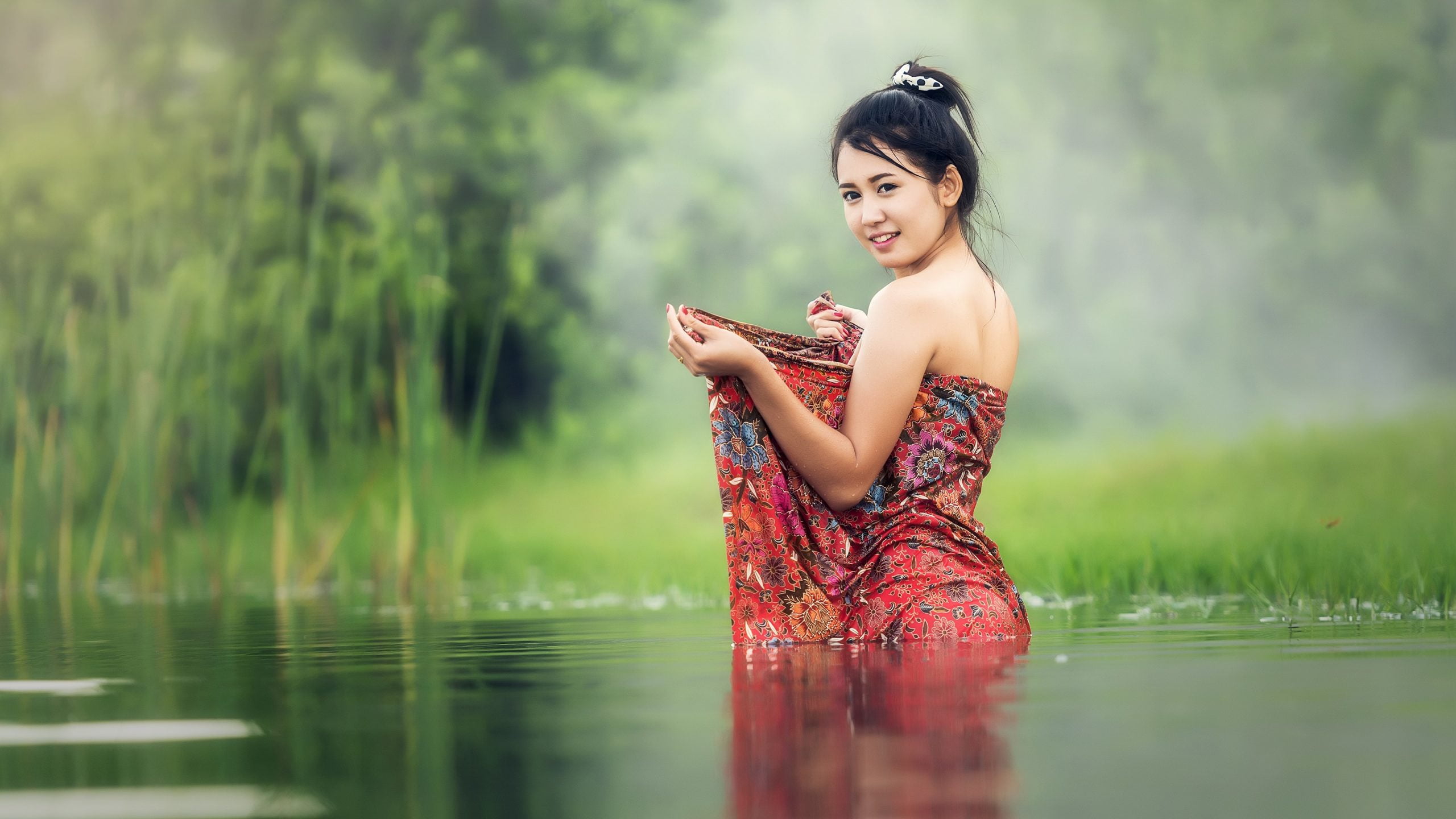 Asian Model In Water - HD Wallpaper 