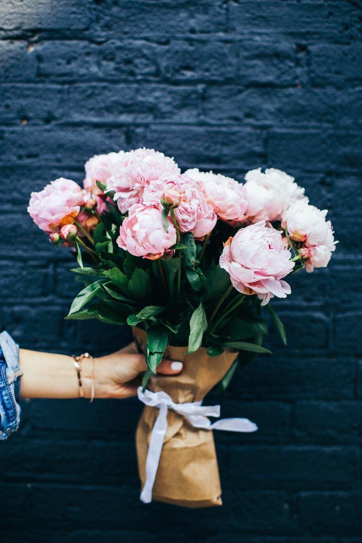 Woman Holding Bouquet Of Lovely Flowers Wallpaper For - Beautiful Flower Bouquet Images Hd - HD Wallpaper 