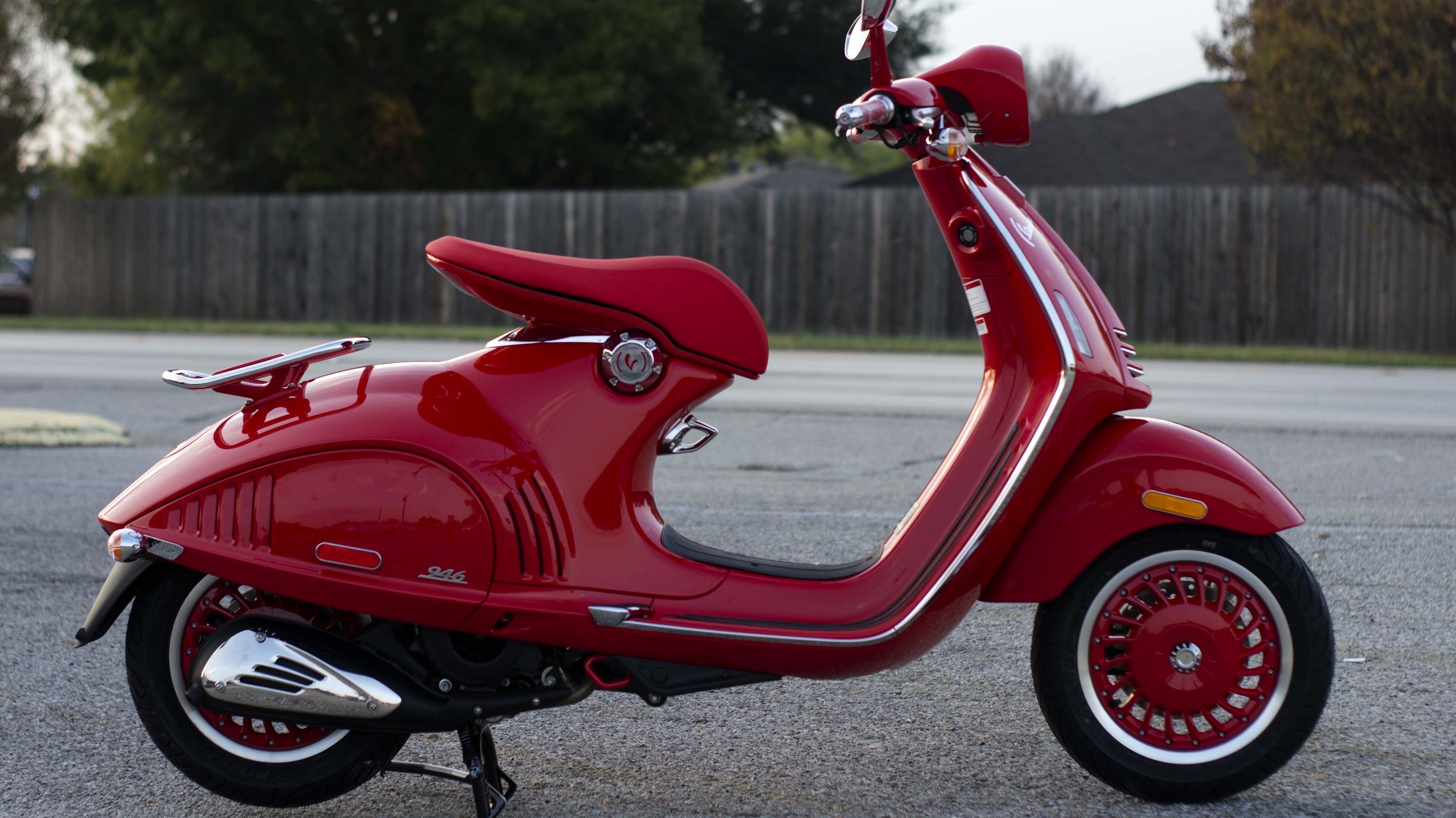 Vespa 946 Red Abs - HD Wallpaper 