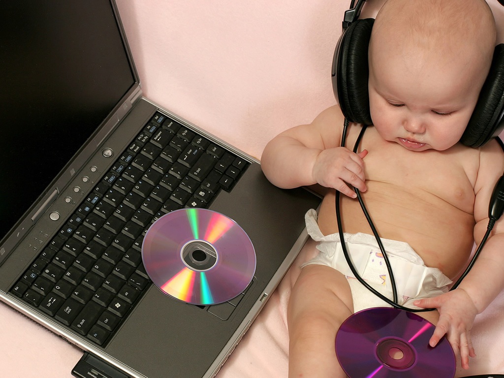 Cute Baby Wallpapers - Cute Baby Listening Music - HD Wallpaper 