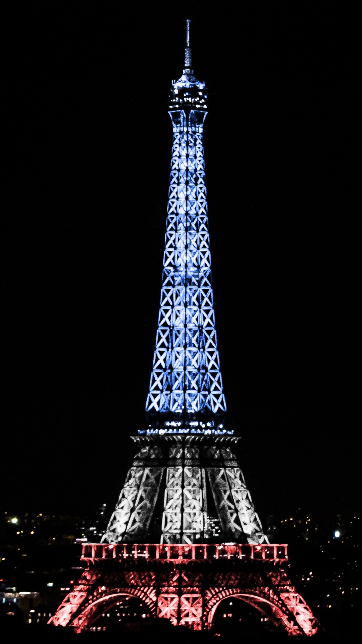 Preview Wallpaper Eiffel Tower, Paris, France, Night - Rue Saint-dominique - HD Wallpaper 