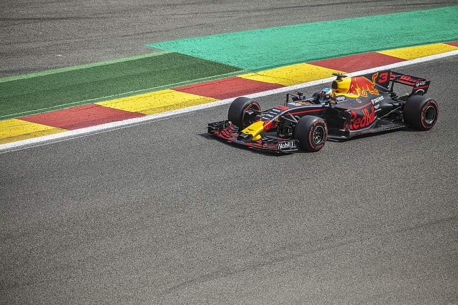 Black And Yellow Red Bull F1 Racing In Concrete Track, - Formula 1 - HD Wallpaper 