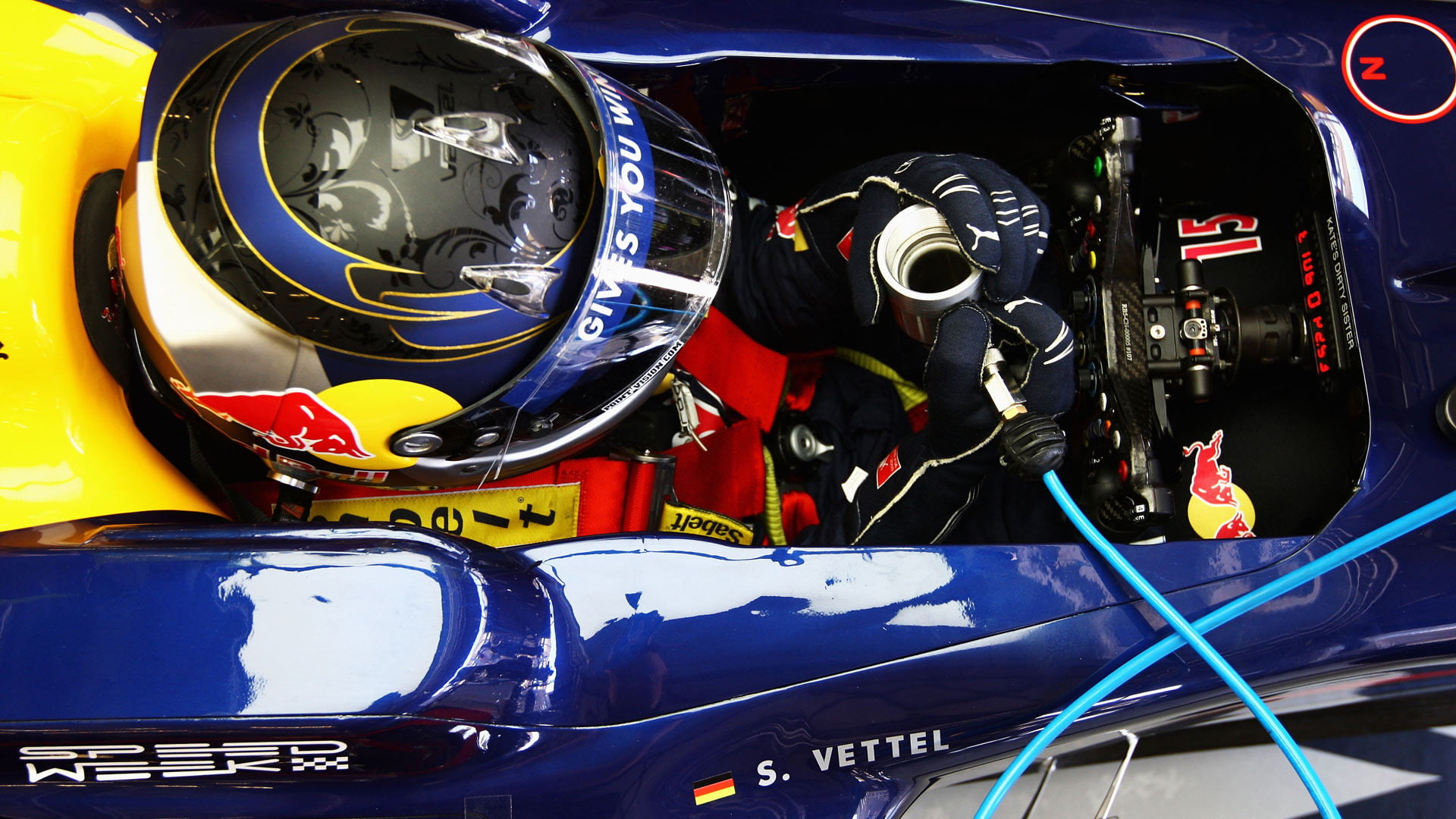 Sebastian Vettel Red Bull Helmet - HD Wallpaper 