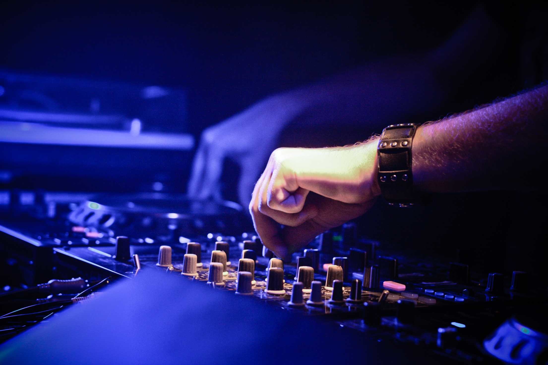 Dj In The Mix Free Stock Photo 
 Data Src Dj Hd Wallpaper - Dj Image Download - HD Wallpaper 