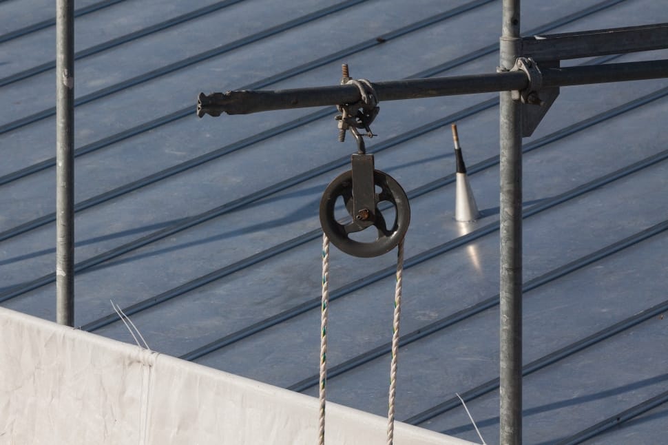 Black Metal Pulley Preview - Block And Tackle Scaffold - HD Wallpaper 