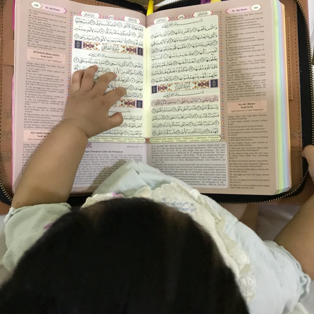 Sitting - HD Wallpaper 