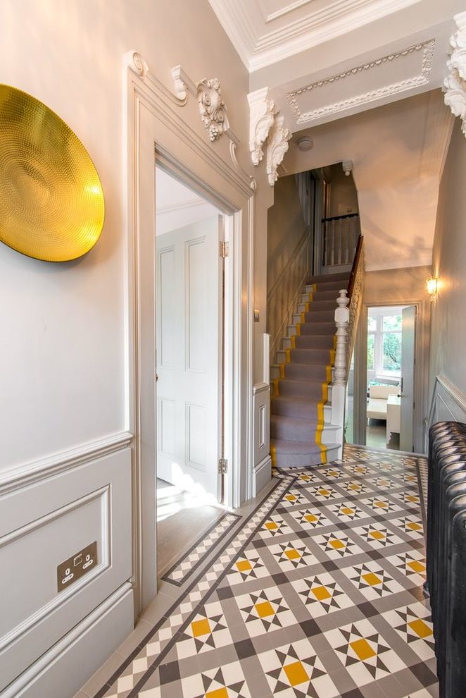 Matching Carpet Hall Victorian With White Wainscoting - Tile - HD Wallpaper 