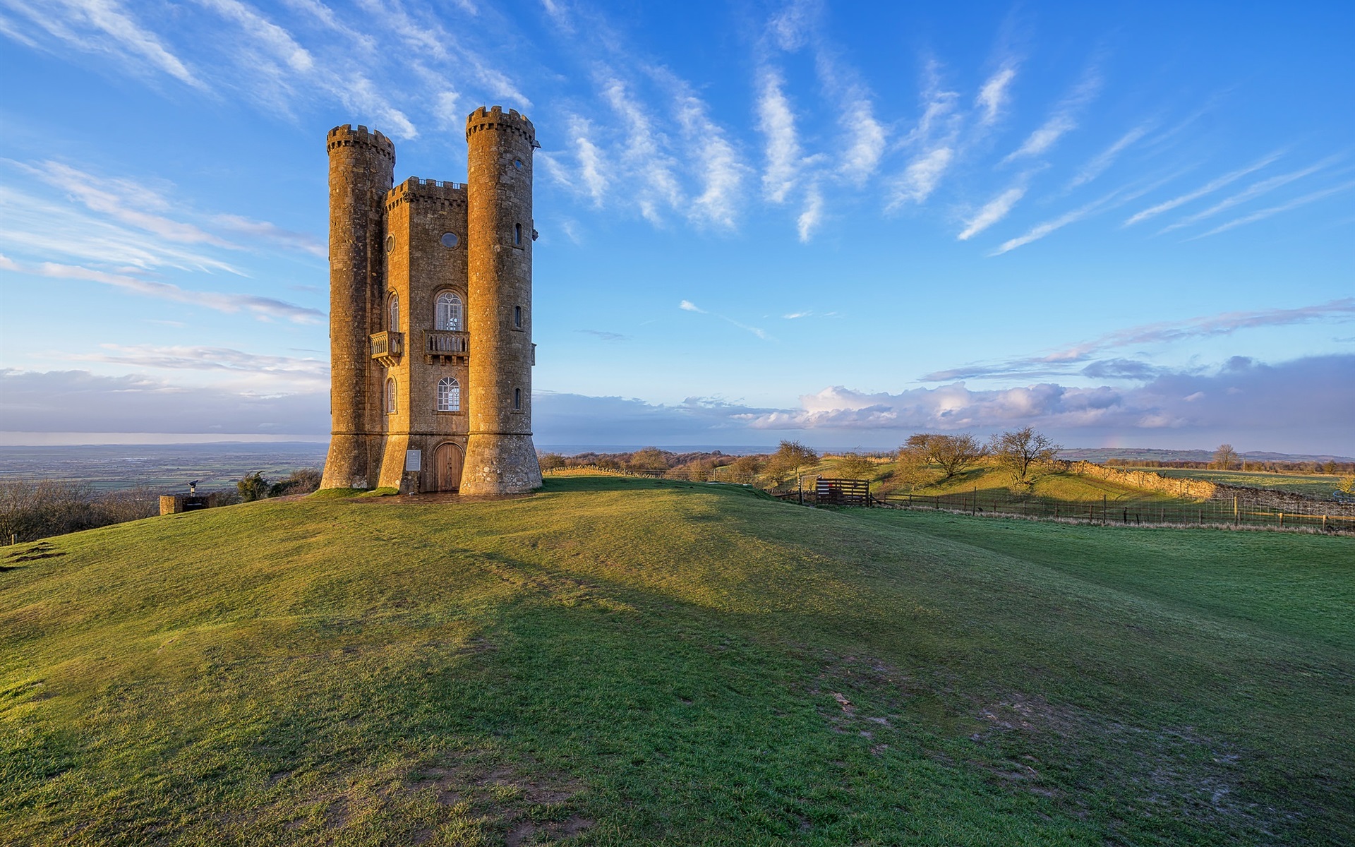 Wallpaper England, Broadway Tower, Hill, Blue Sky - Broadway Tower - HD Wallpaper 