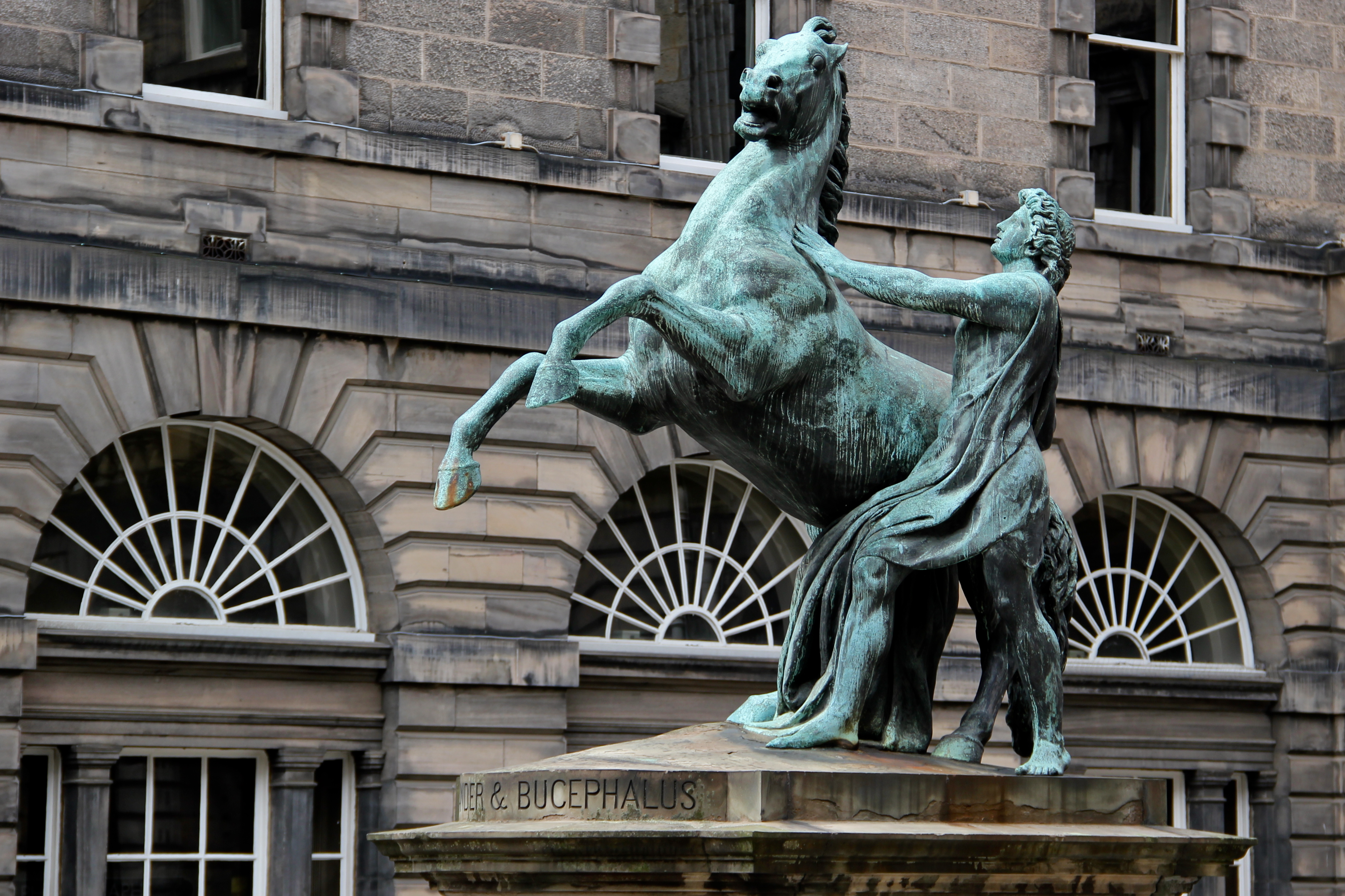 City Chambers, Alexander Magnus Statue - HD Wallpaper 