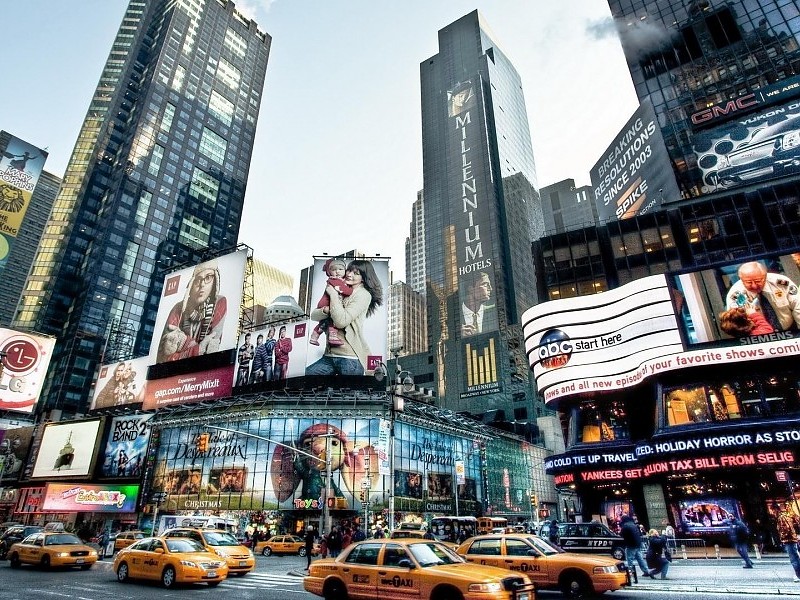 Broadway At Times Square In Nyc Wallpaper - Big Apple Properties - HD Wallpaper 