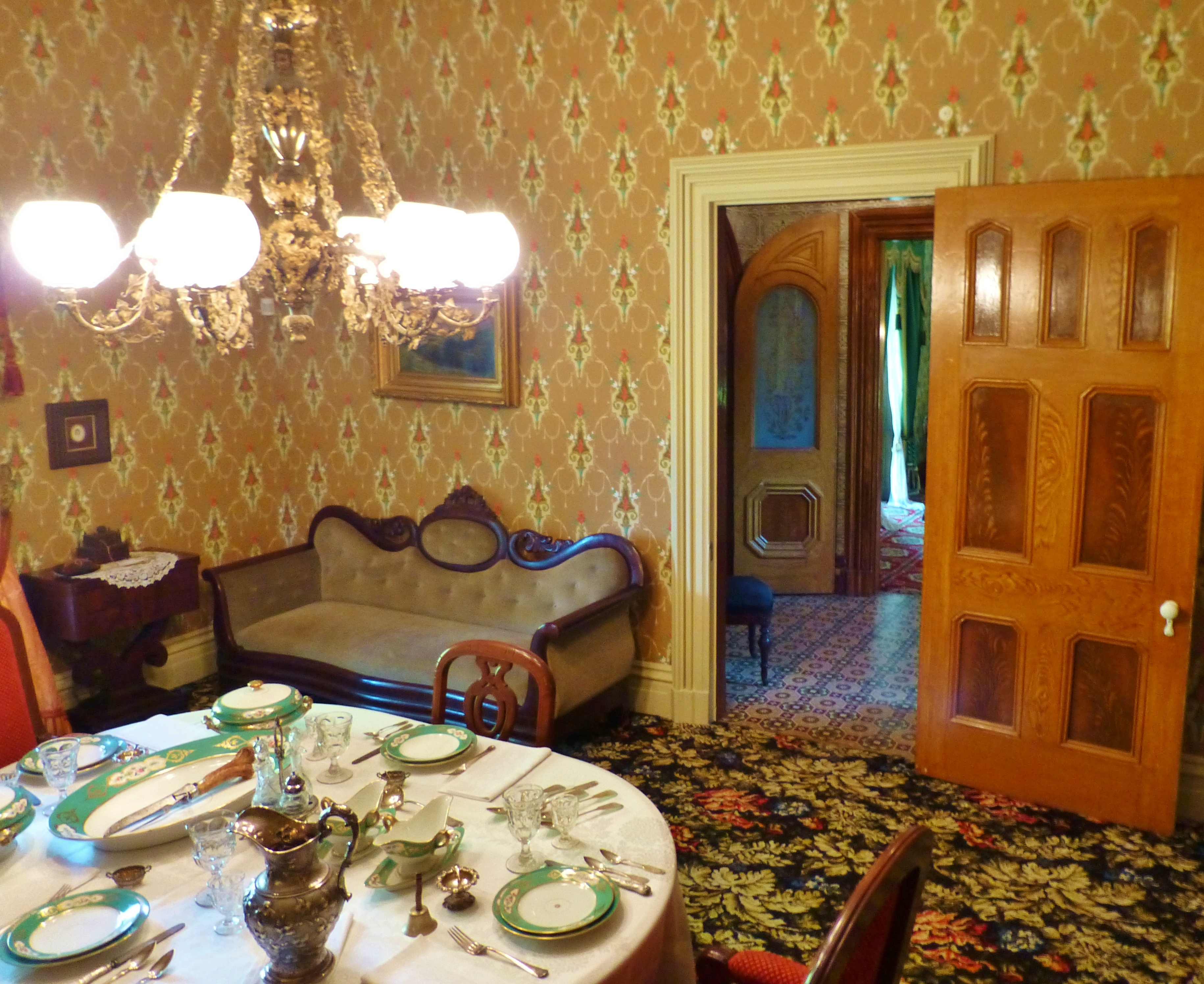 The Dining Room Features A Scalamandre Wallpaper, Authentic - Authentic Victorian House Interiors - HD Wallpaper 