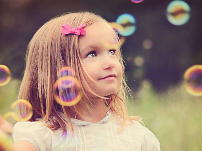 Background Anak-anak Lucu - Girl Playing With Bubbles - HD Wallpaper 