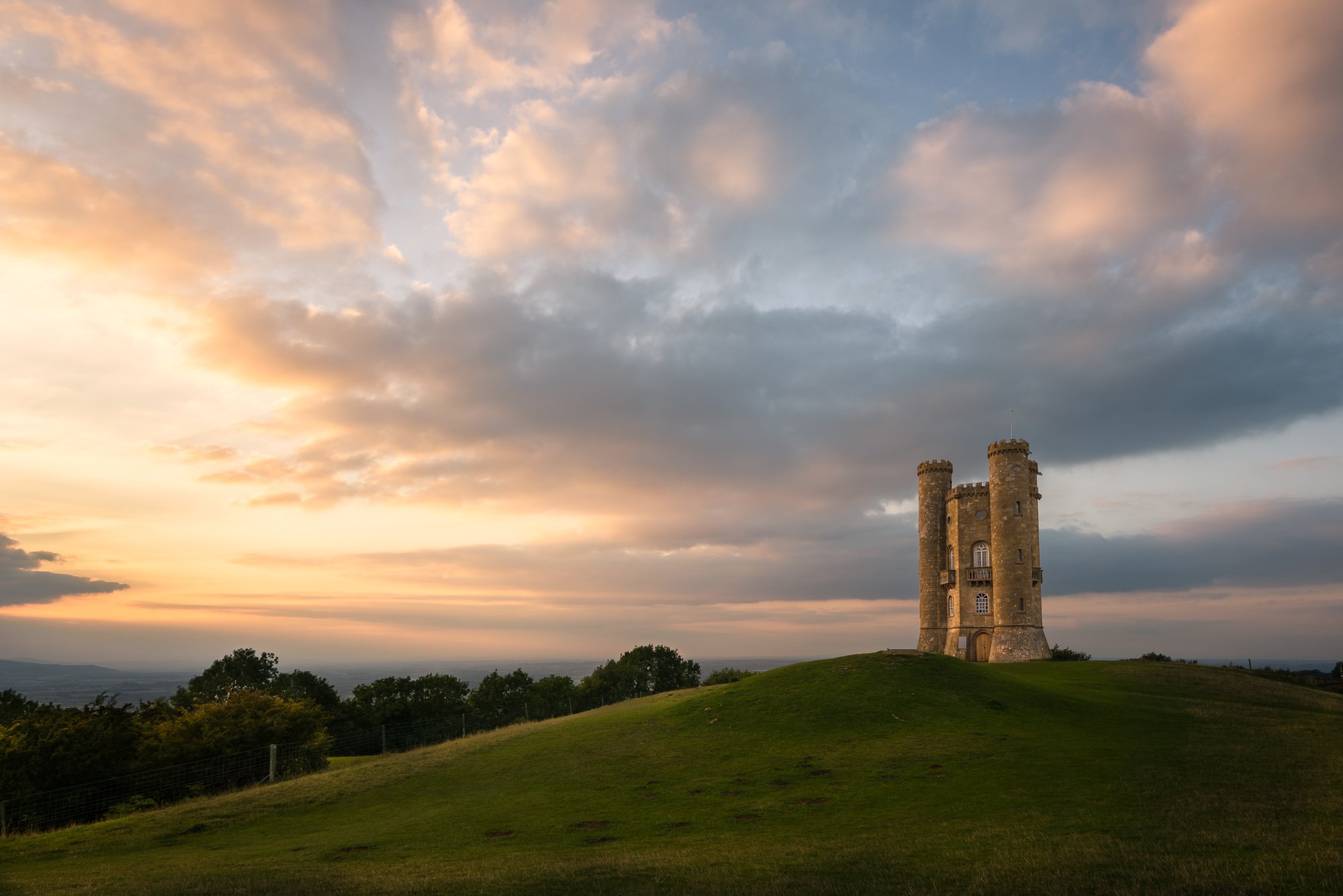 Broadway Tower England Wallpaper - Tree - HD Wallpaper 