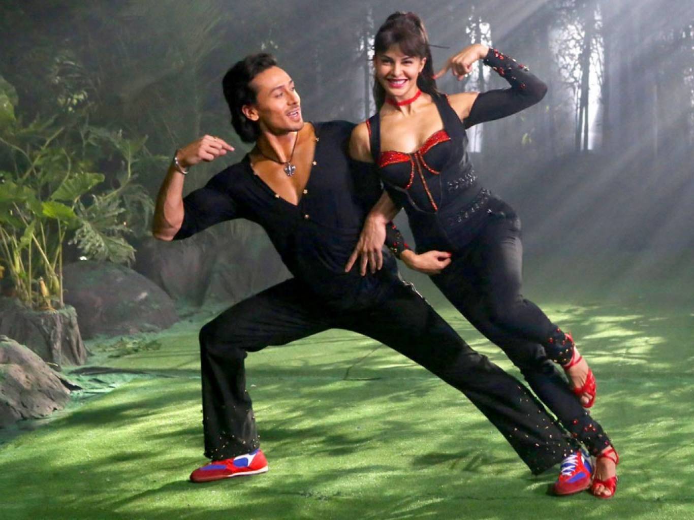 A Flying Jatt Wallpapers - Jacqueline Fernandez And Tiger Shroff - HD Wallpaper 