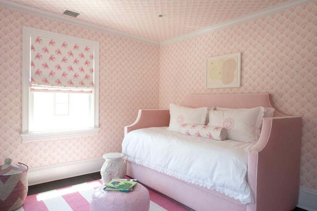 Studio Couch - HD Wallpaper 