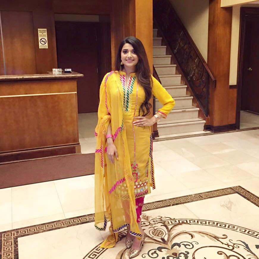 Mirror Work Yellow Punjabi Suit - HD Wallpaper 