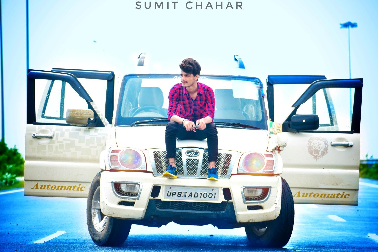 Pose With Scorpio Car - HD Wallpaper 