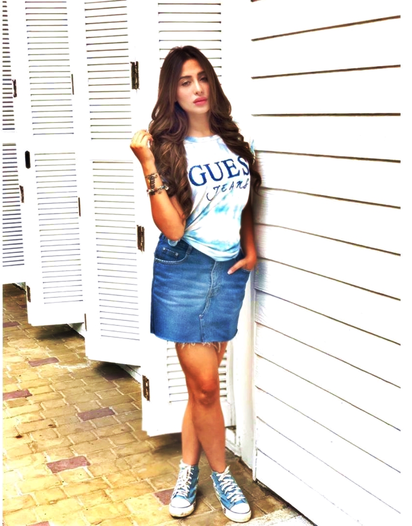 Mahira Sharma Bigg Boss Dress - HD Wallpaper 