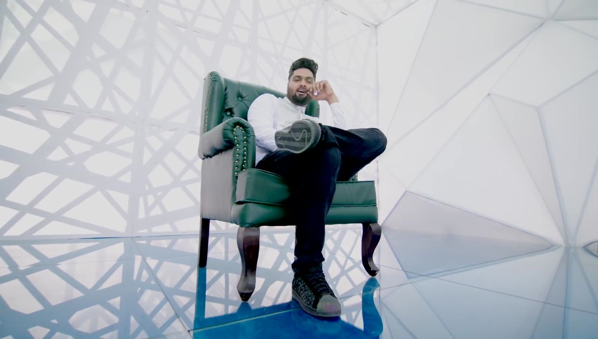 Navv Inder Singer Wallpaper - Sitting - HD Wallpaper 