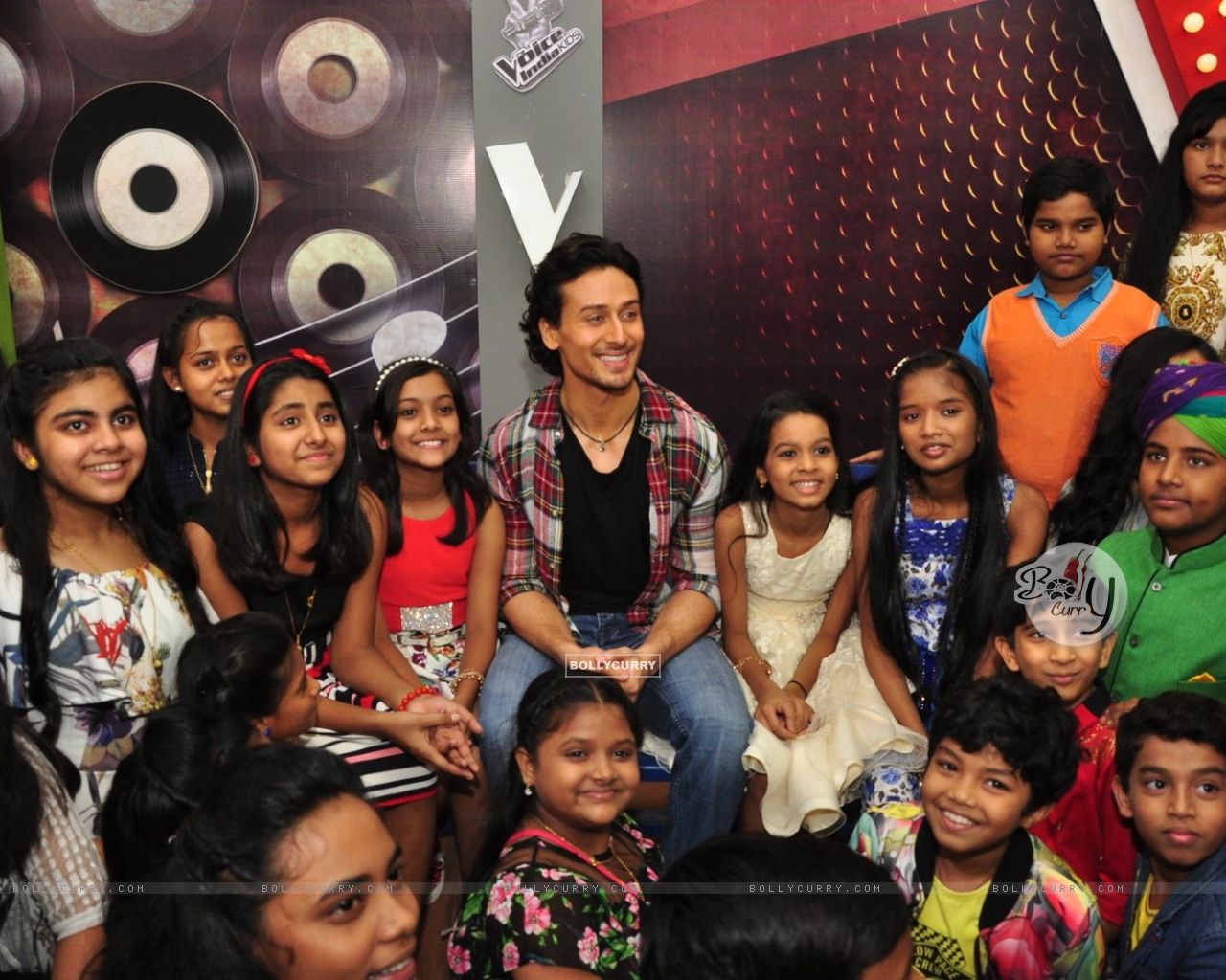 Tiger Shroff Promotes A Flying Jatt - India Voice Kids 2016 Contestant - HD Wallpaper 