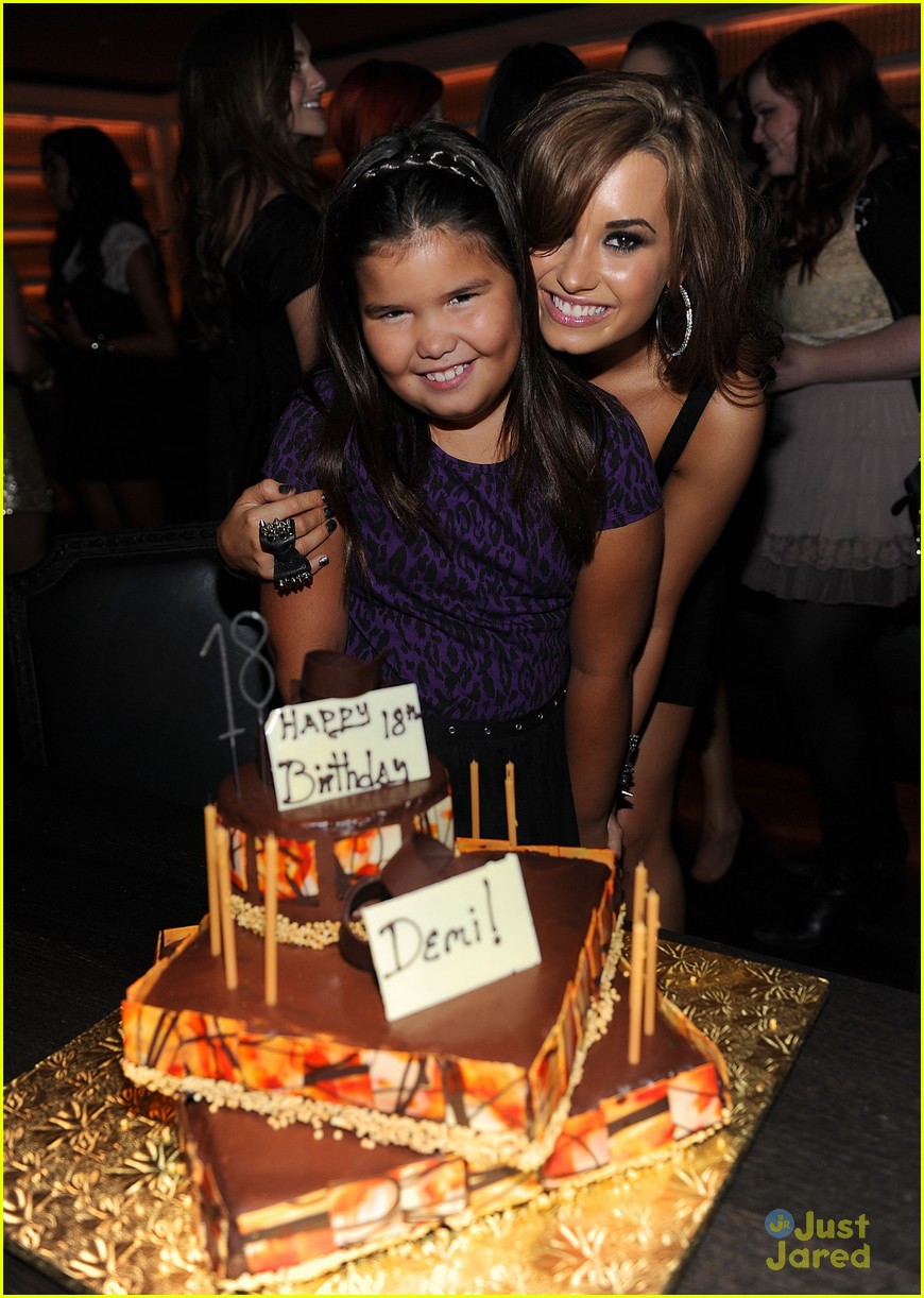 Demi Lovato Wishes Sister Madison De La Garza - HD Wallpaper 