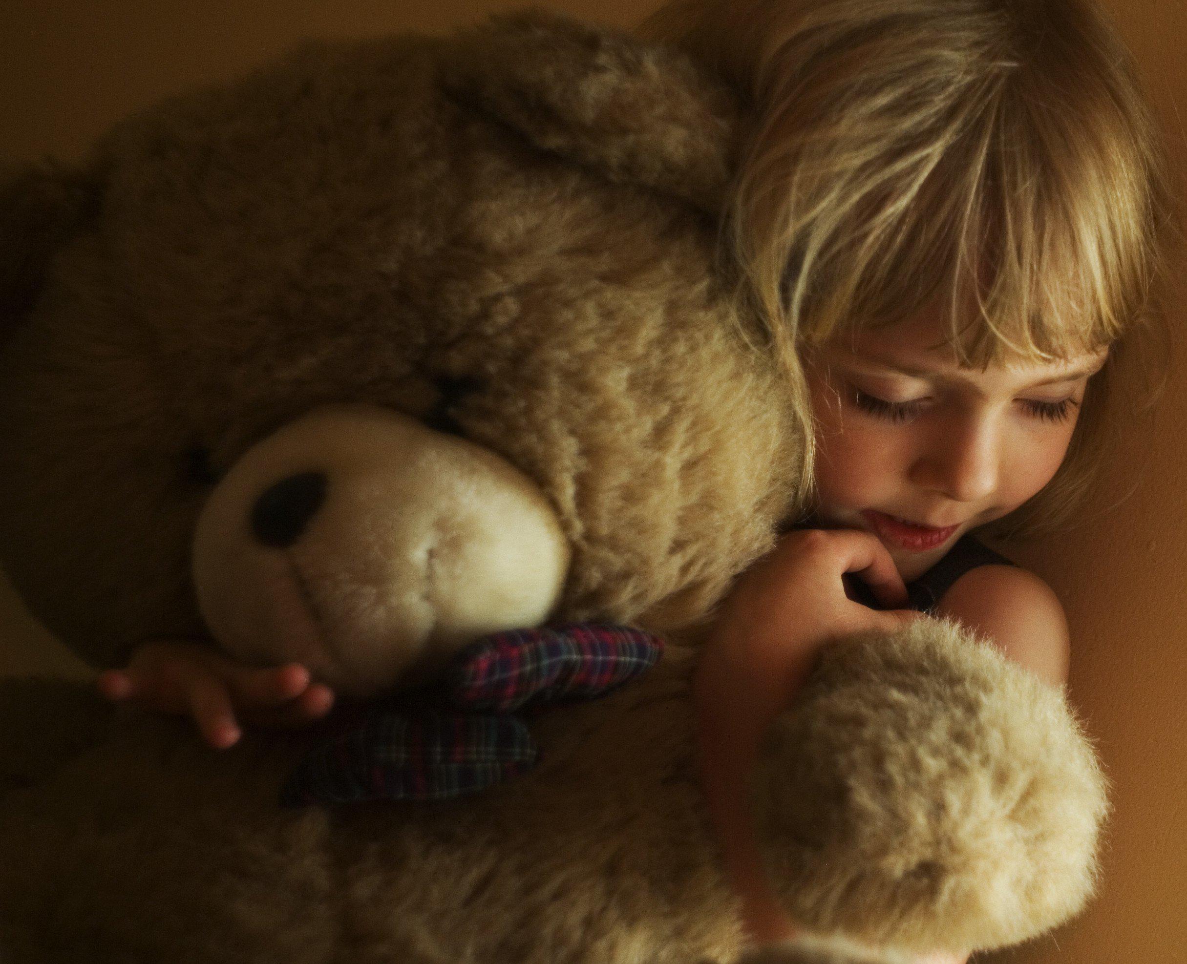 Gadis Rambut Pirang Wajah Anak Boneka Beruang Suasana - Girl Love Teddy Bear - HD Wallpaper 