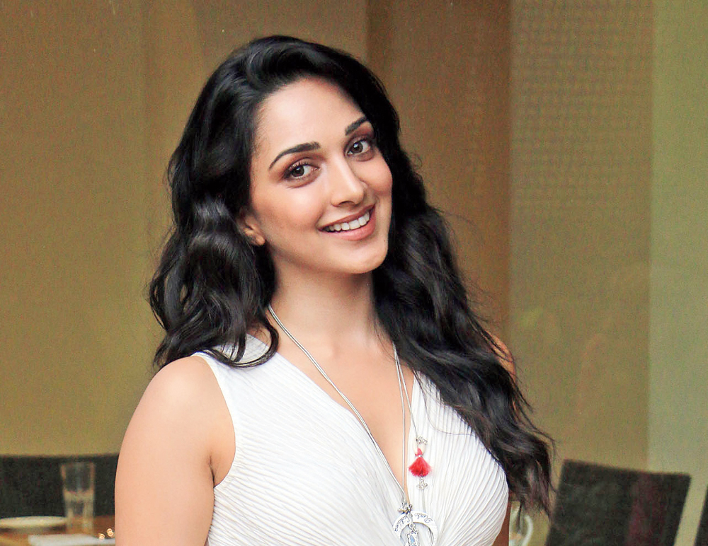 Kiara Advani Varun Tej - HD Wallpaper 