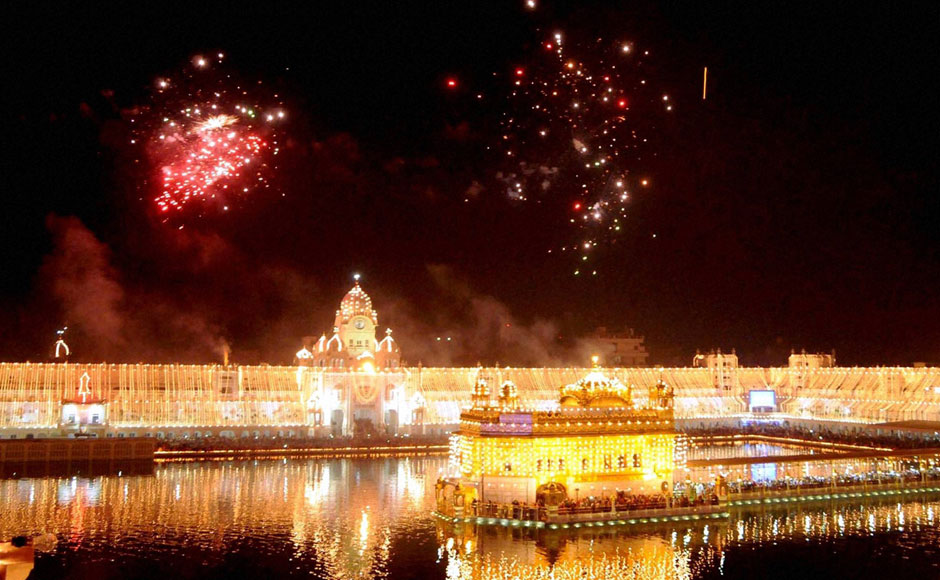 Lighting And Cracker Fire At Golden Temple On The Occasion - Golden Temple On Guru Nanak Jayanti - HD Wallpaper 