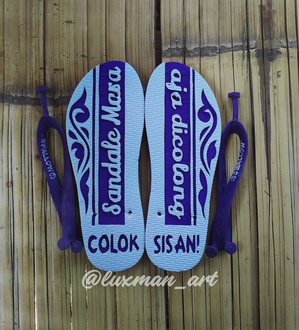 Sandal Ukiran Baru © 2018 Brilio - Tulisan Lucu Sandal Jepit - 1000x1102 Wallpaper - teahub.io