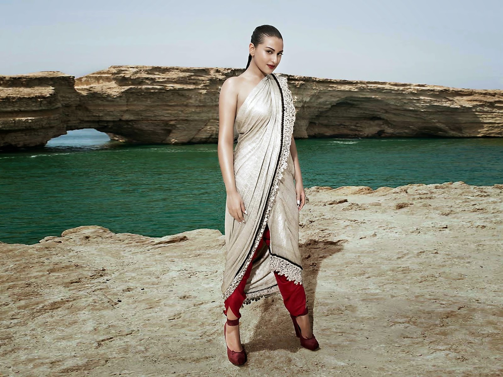 Sonakshi Sinha Hot Hd - HD Wallpaper 