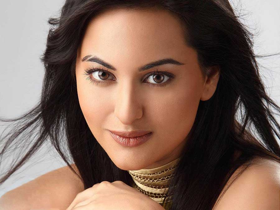 Sonakshi Sinha Close Up Hd Wallpaper - Film Star Girl Name - HD Wallpaper 