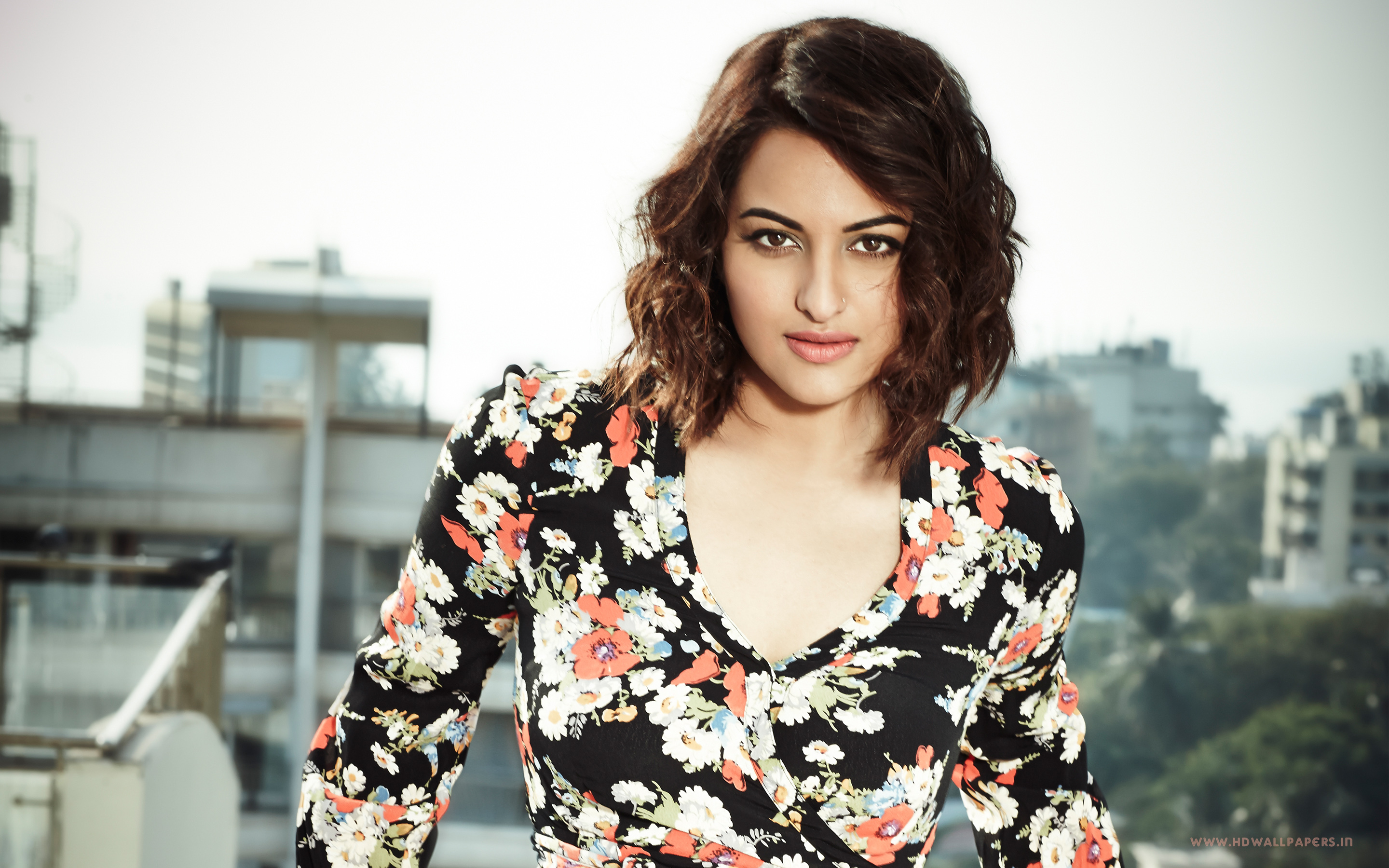 Sonakshi Sinha Short Hair Style - HD Wallpaper 