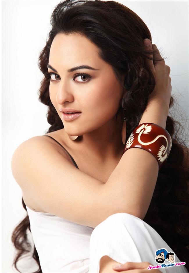 Sonakshi Sinha - Sonakshi Sinha Wallpaper Real - HD Wallpaper 
