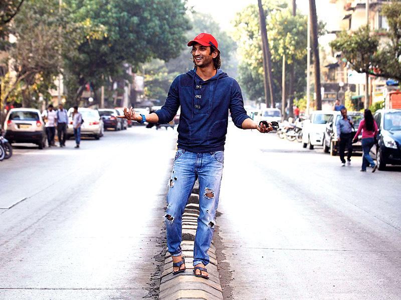 Sushant Singh Rajput Strikes A Pose, Literally On The - Sushant Singh Rajput Long Hair - HD Wallpaper 