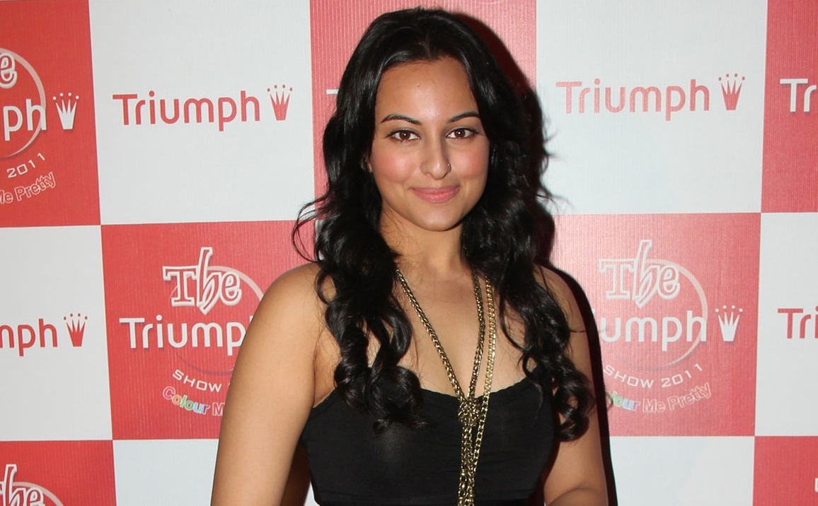 Sonakshi Sinha Sexy Sandal - HD Wallpaper 