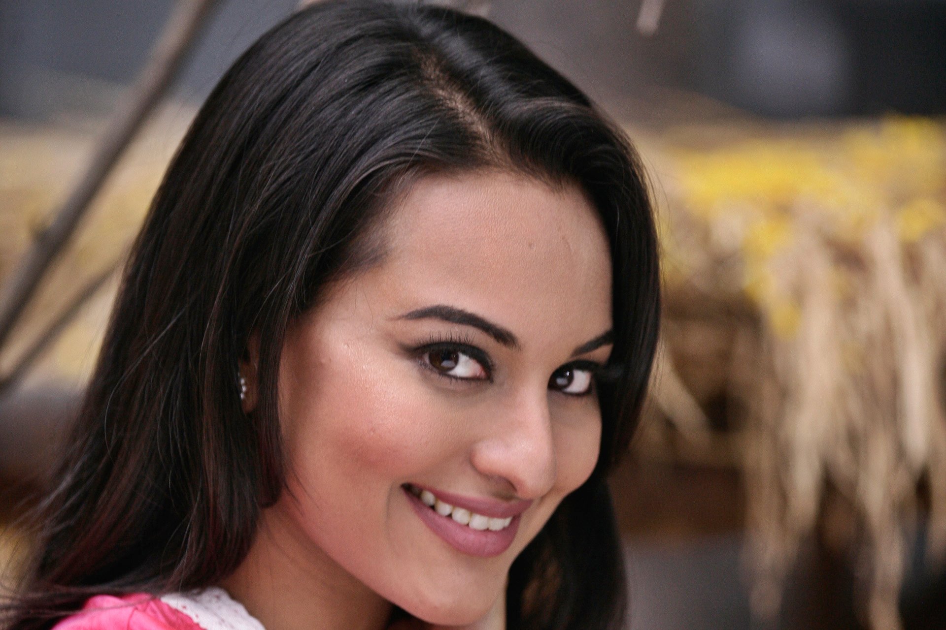 Sonakshi Sinha Cute In Son Of Sardar - 1920x1280 Wallpaper Sonakshi Sinha Cute In Son Of Sardar - 1920x1280 Wallpaper