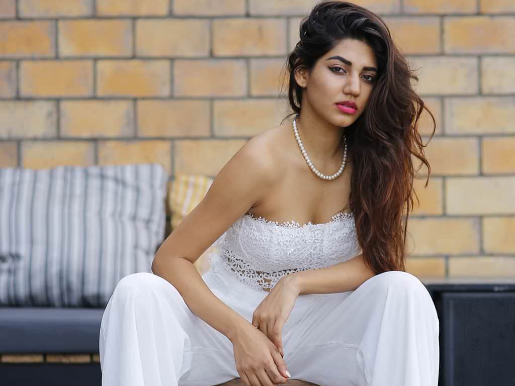 Sonakshi Singh Rawat Wallpapers - Sonakshi Singh Rawat - HD Wallpaper 