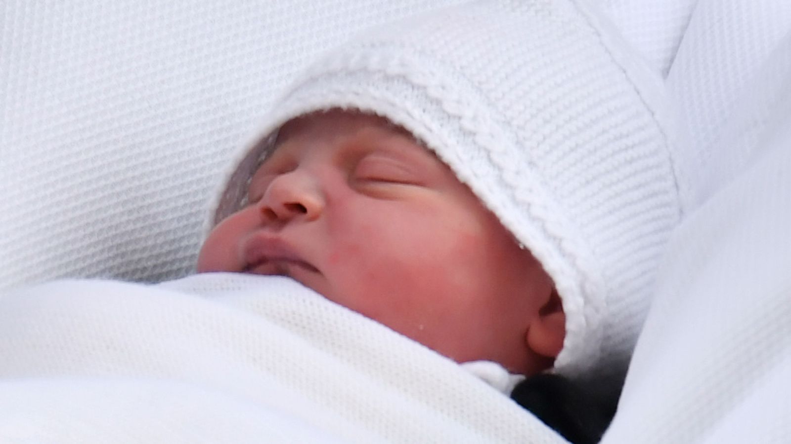 The Duke And Duchess Of Cambridge Showed Off Their - Louis Arthur Royal Baby - HD Wallpaper 