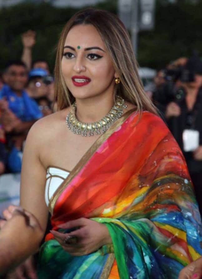 Sonakshi Sinha In Saree - HD Wallpaper 